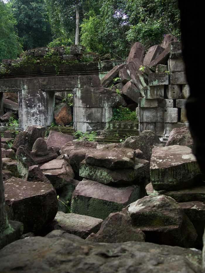 Fallen walls of Preah Khan