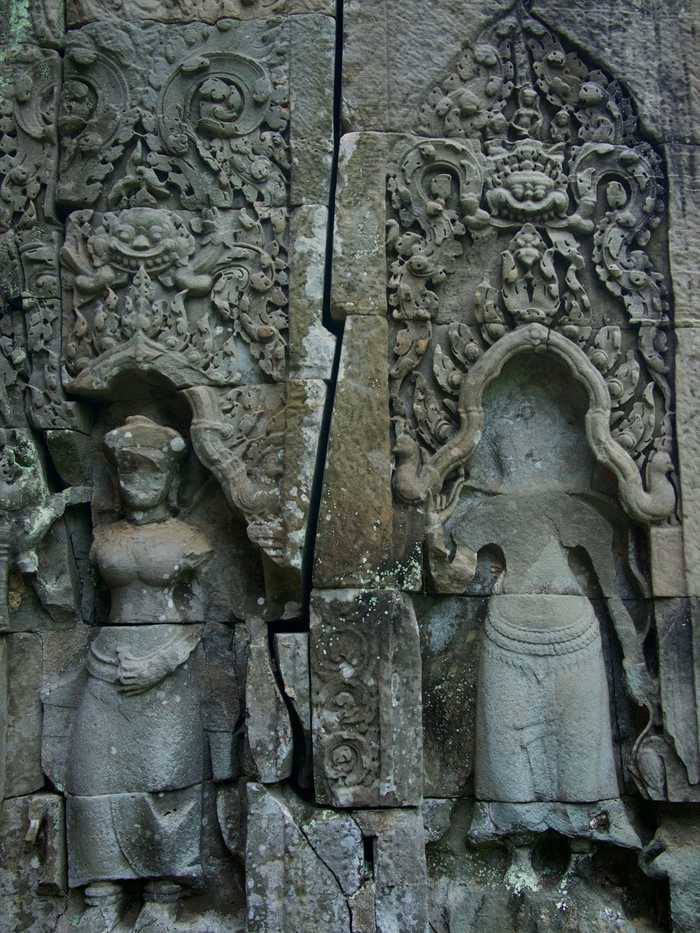 Preah Khan statues engraved in the wall