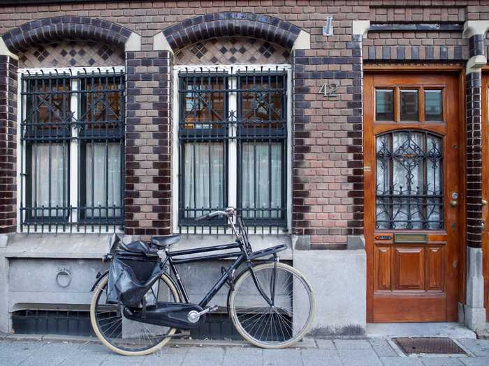bike door amsterdam bricks